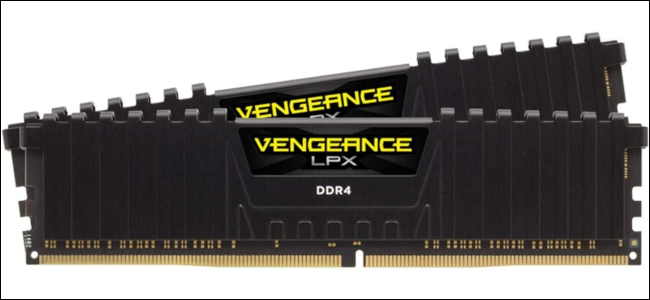 Dwie pałeczki pamięci DDR4 z czarnym rozpraszaczem ciepła.