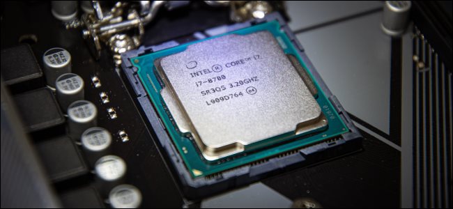 Una CPU Intel Core i7 en un zócalo de placa base.