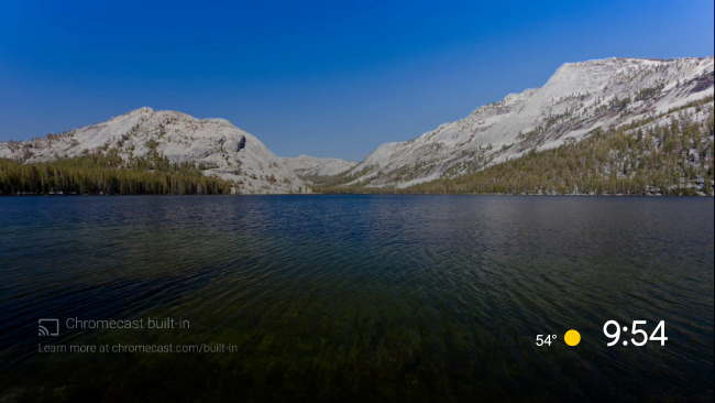 Заставка Android TV по умолчанию с изображением озера, окруженного горами.