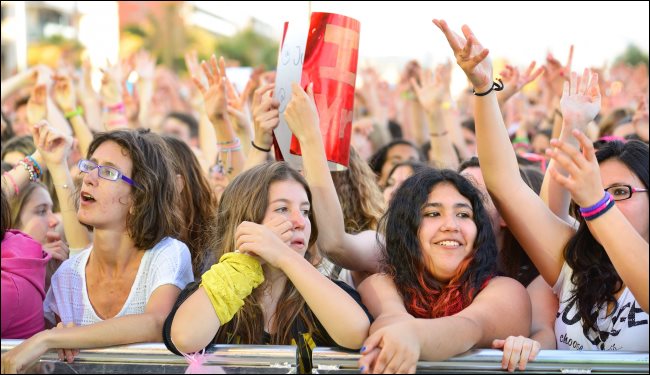 Поклонники на поп-фестивале в Барселоне, Испания.
