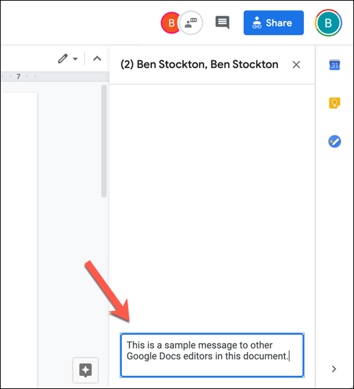 Aby wysłać wiadomość na czacie edytora Dokumentów Google, wpisz wiadomość w polu u dołu panelu, a następnie naciśnij Enter.