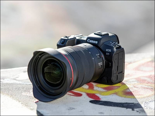 La Canon EOS R5 con una lente larga colocada.