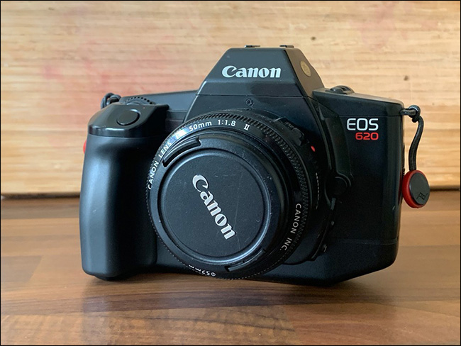 Una Canon EOS 620.