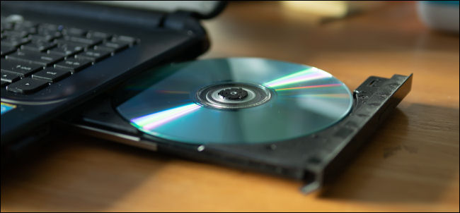 Un CD dans le plateau d'un lecteur de DVD-R pour ordinateur portable.