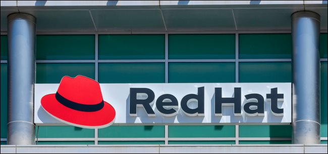 Un cartel de Red Hat.