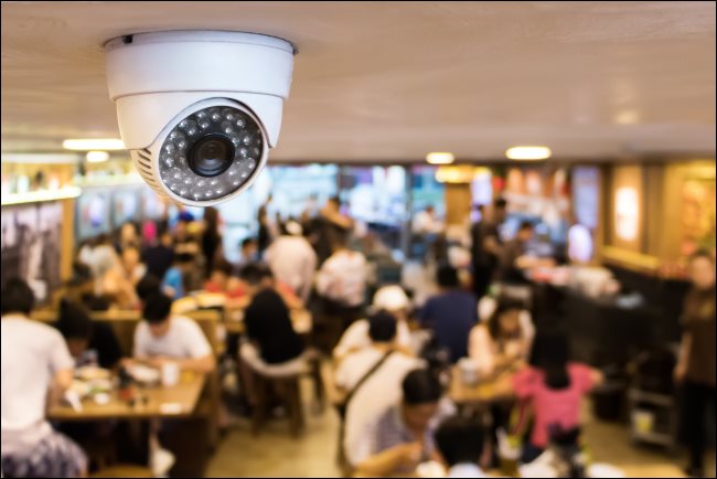 Una telecamera di sorveglianza di sicurezza CCTV sul soffitto di un ristorante.
