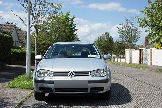 Vista frontale di un veicolo Volkswagen ripresa con un obiettivo normale.