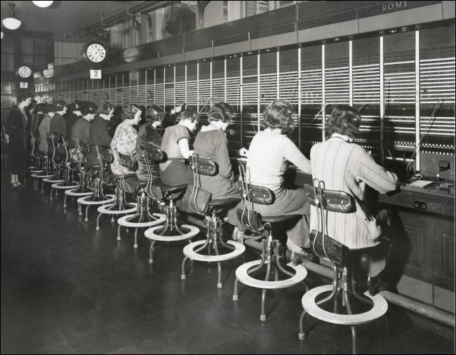 Opérateurs téléphoniques utilisant un standard dans les années 1930.