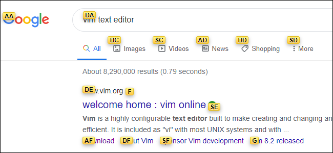Une page de résultats Google avec chaque lien recouvert d'une étiquette jaune contenant chacune deux lettres.
