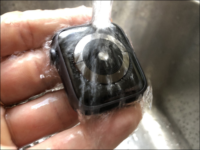 Un Apple Watch se enjuaga con agua corriente.
