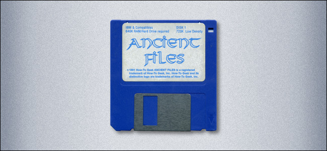 Une disquette de 3,5 pouces étiquetée 