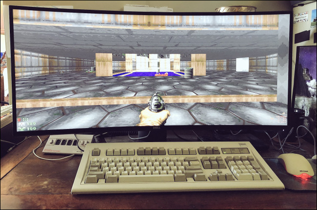GZDoom na monitorze panoramicznym za klawiaturą i myszą. 