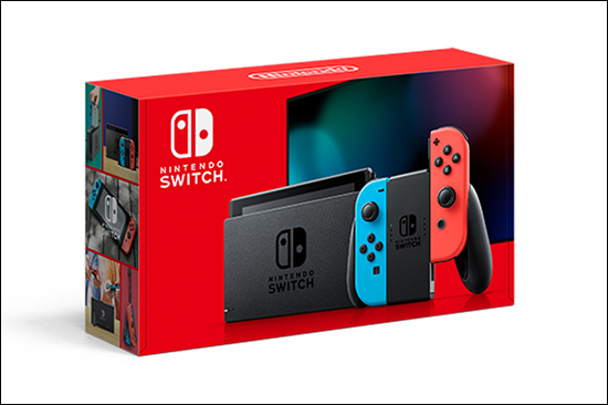 Czerwone pudełko Nintendo Switch.