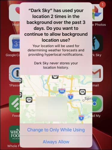 Un avertissement d'utilisation de l'emplacement d'arrière-plan pour Dark Sky sur l'écran d'accueil d'un iPhone.