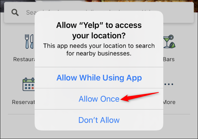 L'opzione Consenti una volta per l'accesso alla posizione di Yelp su un iPhone.
