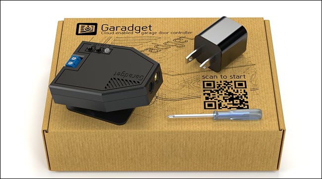 Une boîte Garadget, avec laser, prise et tournevis.