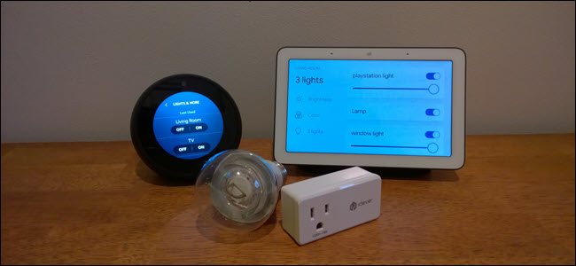 Un hub di casa Google e un punto Echo davanti a una presa intelligente e una lampadina