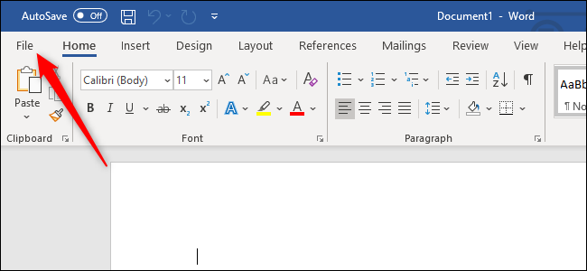 Otwieranie menu Plik w programie Microsoft Word.