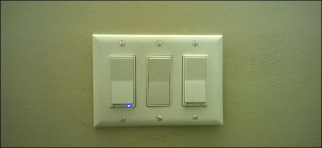 Deux interrupteurs d'éclairage intelligents et un troisième interrupteur d'éclairage traditionnel