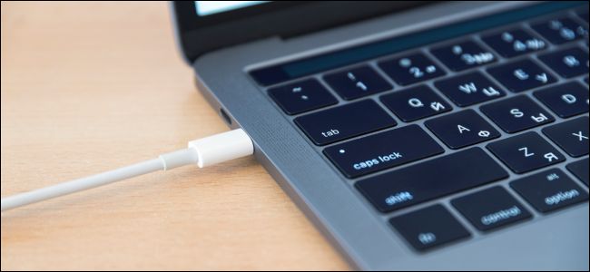 Кабель USB Type-C Thunderbolt подключен к MacBook.