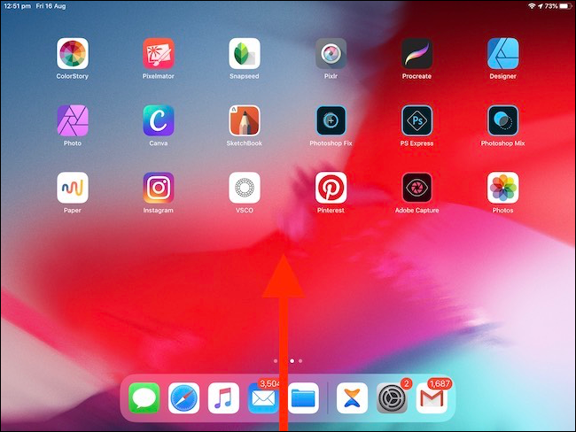 Przesuń palcem w górę od dołu ekranu iPada, aby wyświetlić przełącznik aplikacji.