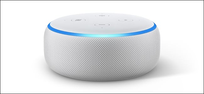 Amazon Echo dot 3 con l'anello LED azzurro acceso.