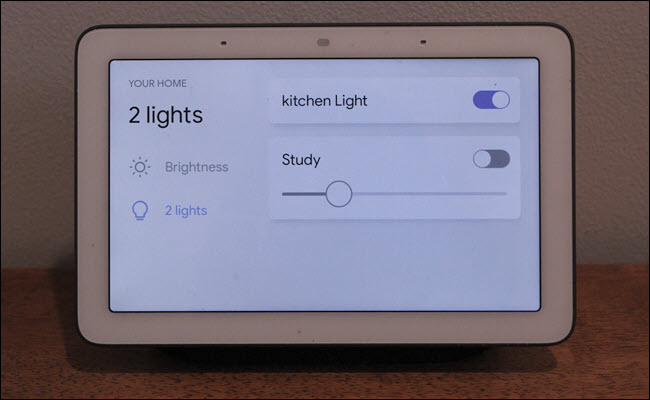 Google Home Hub con controlli della luce intelligenti sullo schermo.
