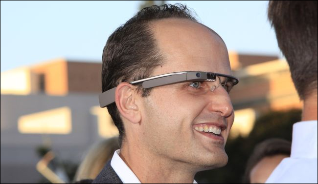 homme portant Google Glass