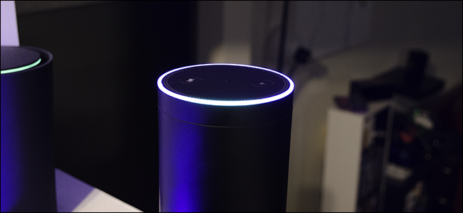Urządzenie Amazon Echo w trybie słuchania