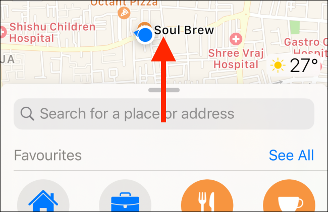 Проведите пальцем вверх, чтобы развернуть меню в Apple Maps.