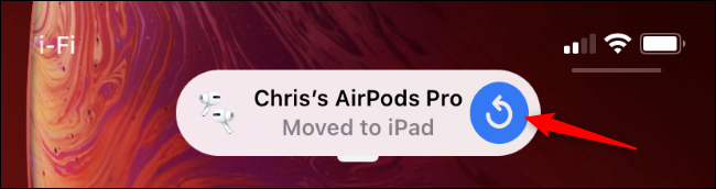 Powiadomienie iPhone'a z informacją, że AirPods zostały przeniesione na iPada.