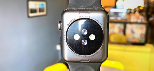 Tył Apple Watch Series 3 przedstawiający szczegóły dotyczące zegarka