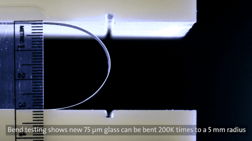 Test de pliage d'un prototype de verre pliable de Corning.
