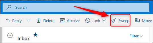 Opcja Sweep na pasku narzędzi programu Outlook.