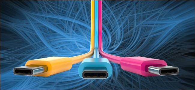 Три кабеля USB-C на синем фоне