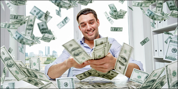 hombre feliz haciendo llover billetes de $ 100