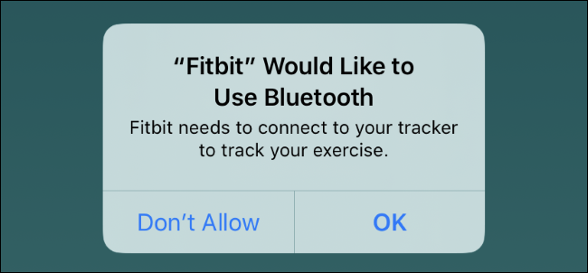 Mensaje de solicitud de Bluetooth de Fitbit en un iPhone.